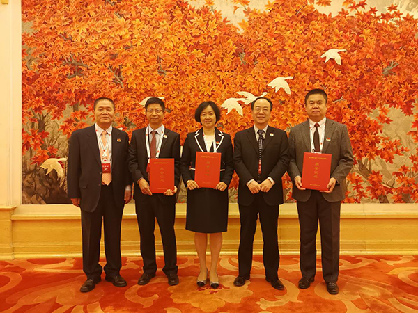 成人网视频
巡视员刘冠贤（右二）、省卫生医疗对外合作服务中心主任韦家森（左一）与获奖集体代表和个人合影.jpg