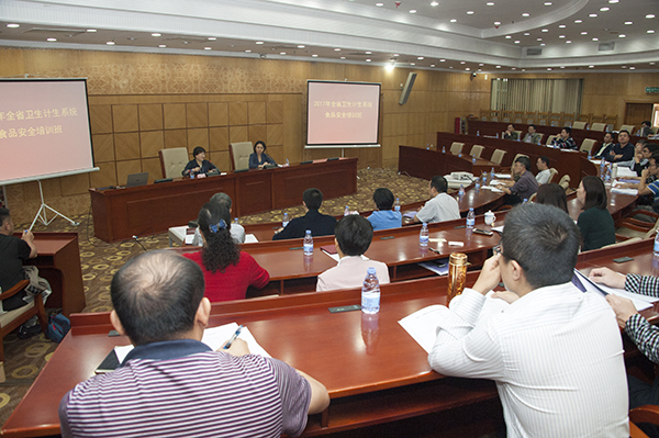 1511512979538125.jpg 600px图2省卫生计生委在广州举办2017年全省卫生计生系统食品安全培训班,全省各地级以上市卫生计生局食品安全相关科(处)室和疾控中心食品安全相关科(所)负责同志60余人参加.jpg