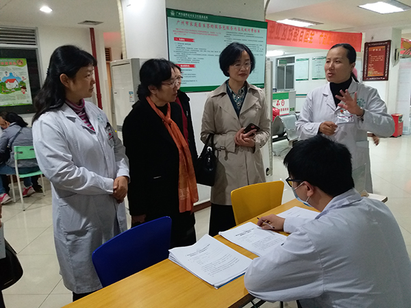 1513706381369702.jpg 600px莫司一行在白云街社区卫生服务中心调研1.jpg