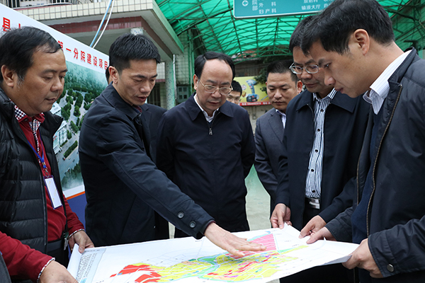 1513706721625948.jpg 600px到龙门县龙华沙迳卫生院和永汉中心卫生院视察卫生院升级建设情况.jpg