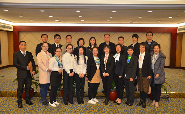 1513961333574725.png 600px出席会议领导与公共卫生骨干培训项目新学员合影.png