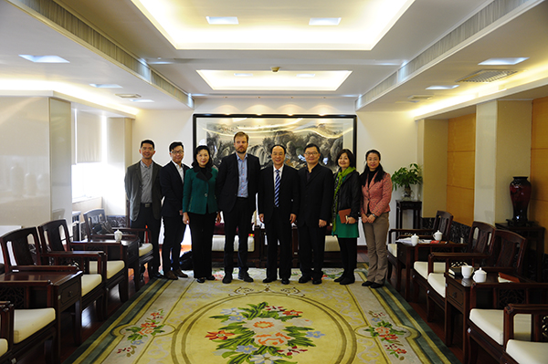 1516787292352697.jpg 600px会见后合影留念.jpg