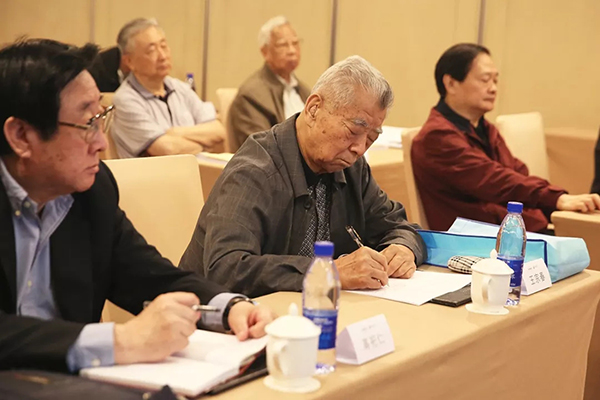 1523645105291667.jpg 600px-4-省级老干部认真学习1.jpg