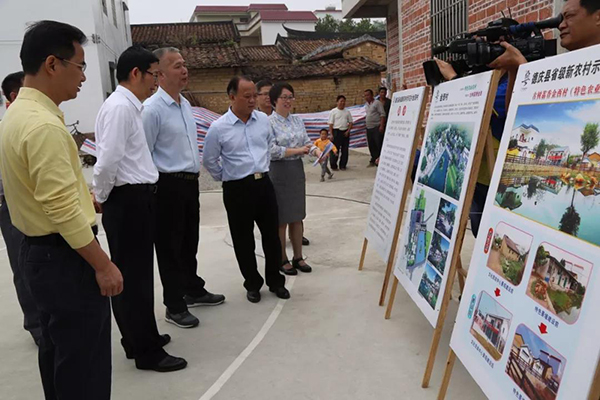 1524251286580282.jpg 参观农村“厕所革命”展板.jpg