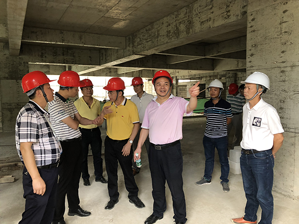 1527876933384511.jpg 600督导组到惠来县隆江镇中心卫生院督查施工现场.jpg